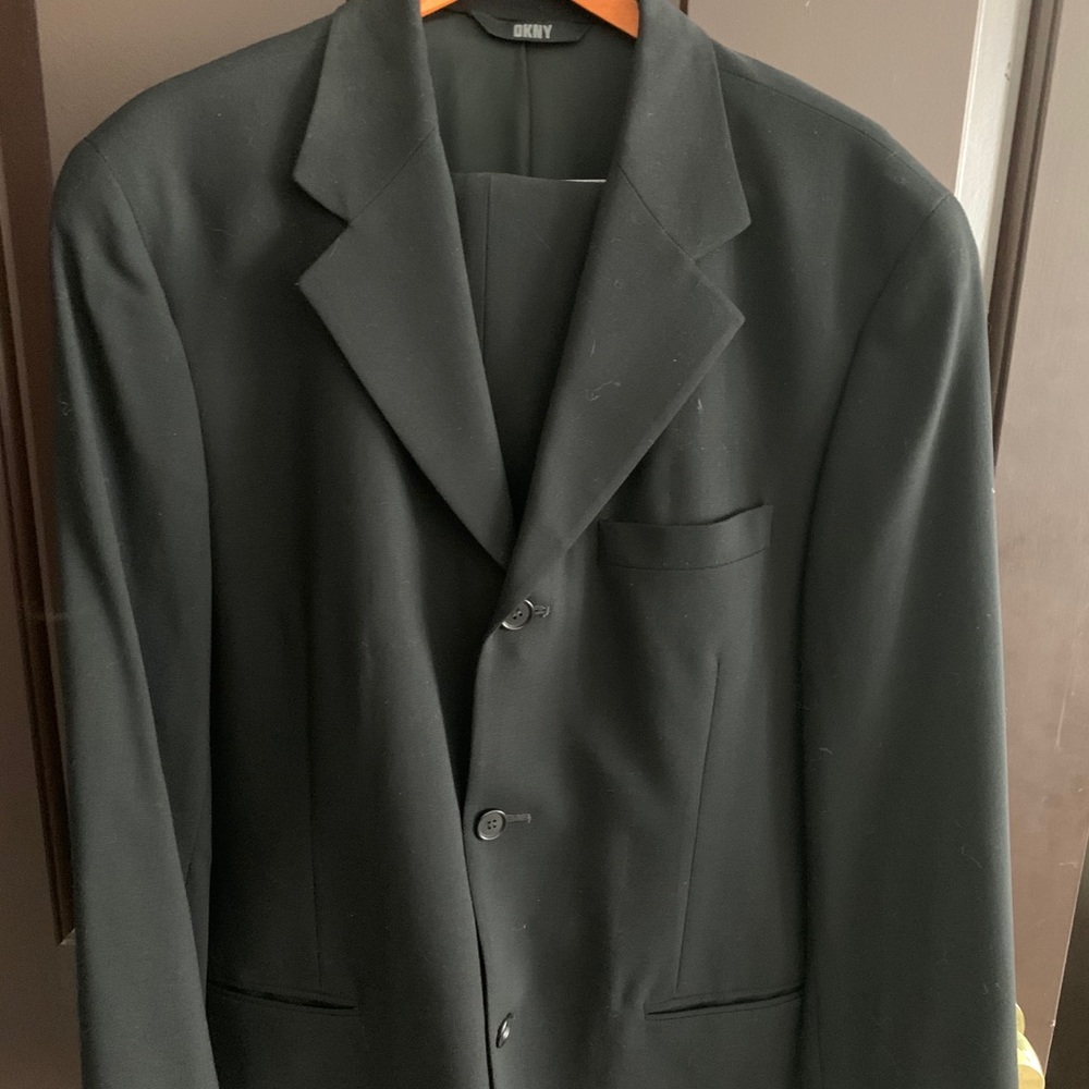 DKNY 100% Wool men’s Suit